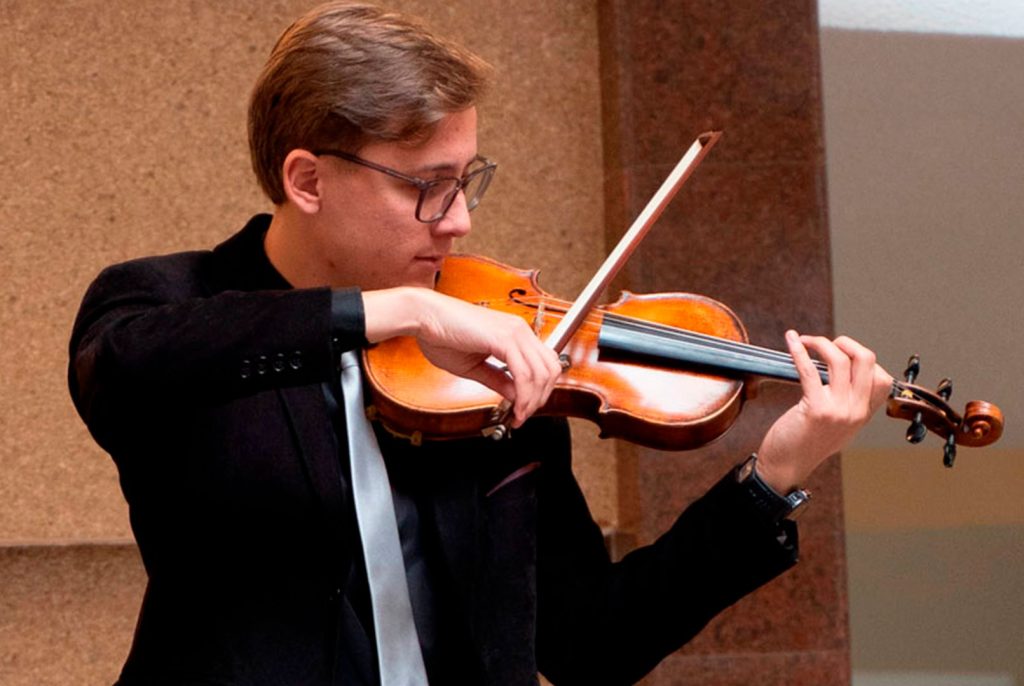 Apresentação de Violino - Cemitério Vertical de Curitiba