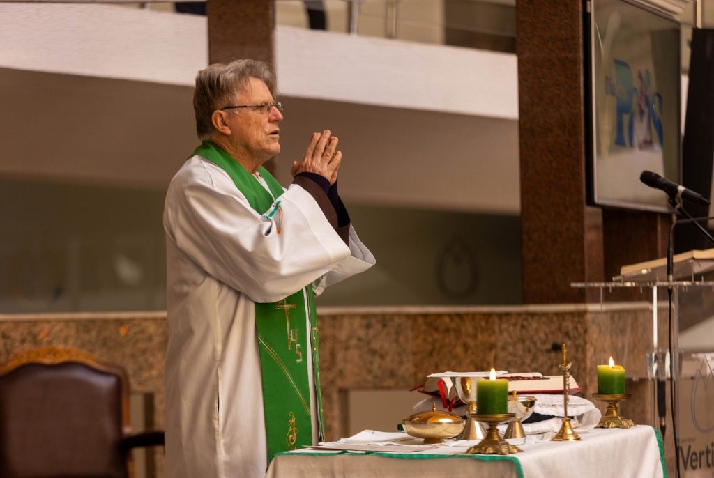 Missa Solene em Homenagem aos Pais - Cemitério Vertical de Curitiba
